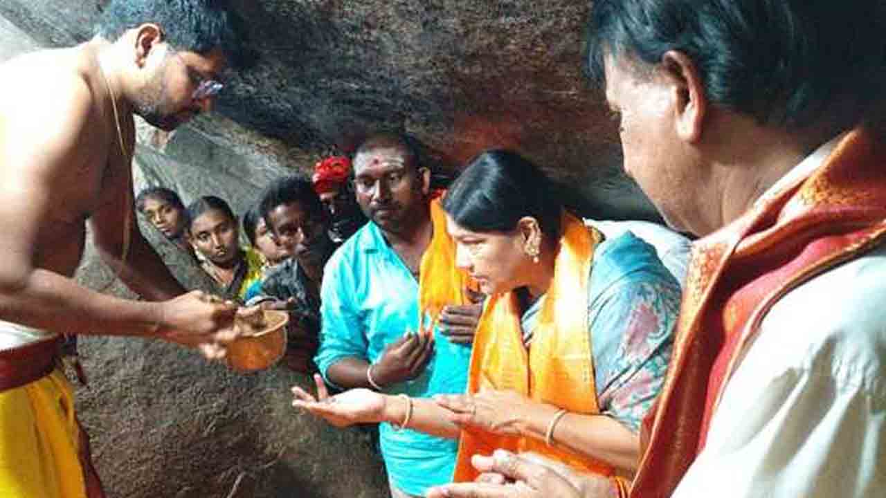 Commission Chairperson | స్వయంభూ ఆలయాన్ని దర్శించుకున్న కమిషన్‌ చైర్‌పర్సన్‌