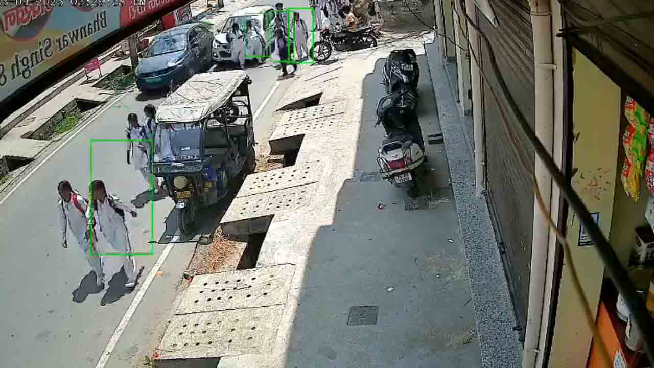 Watch: స్కూల్‌ విద్యార్థులపైకి దూసుకెళ్లిన కారు.. తర్వాత ఏం జరిగిందంటే?