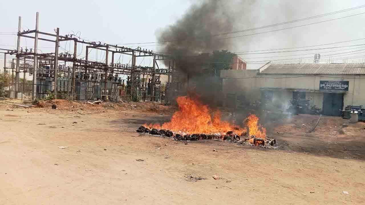 Fire breaks | సబ్‌స్టేషన్, ట్రాన్స్‌ఫార్మర్ల  మరమ్మతు కేంద్రంలో ప్రమాదకరంగా మంటలు