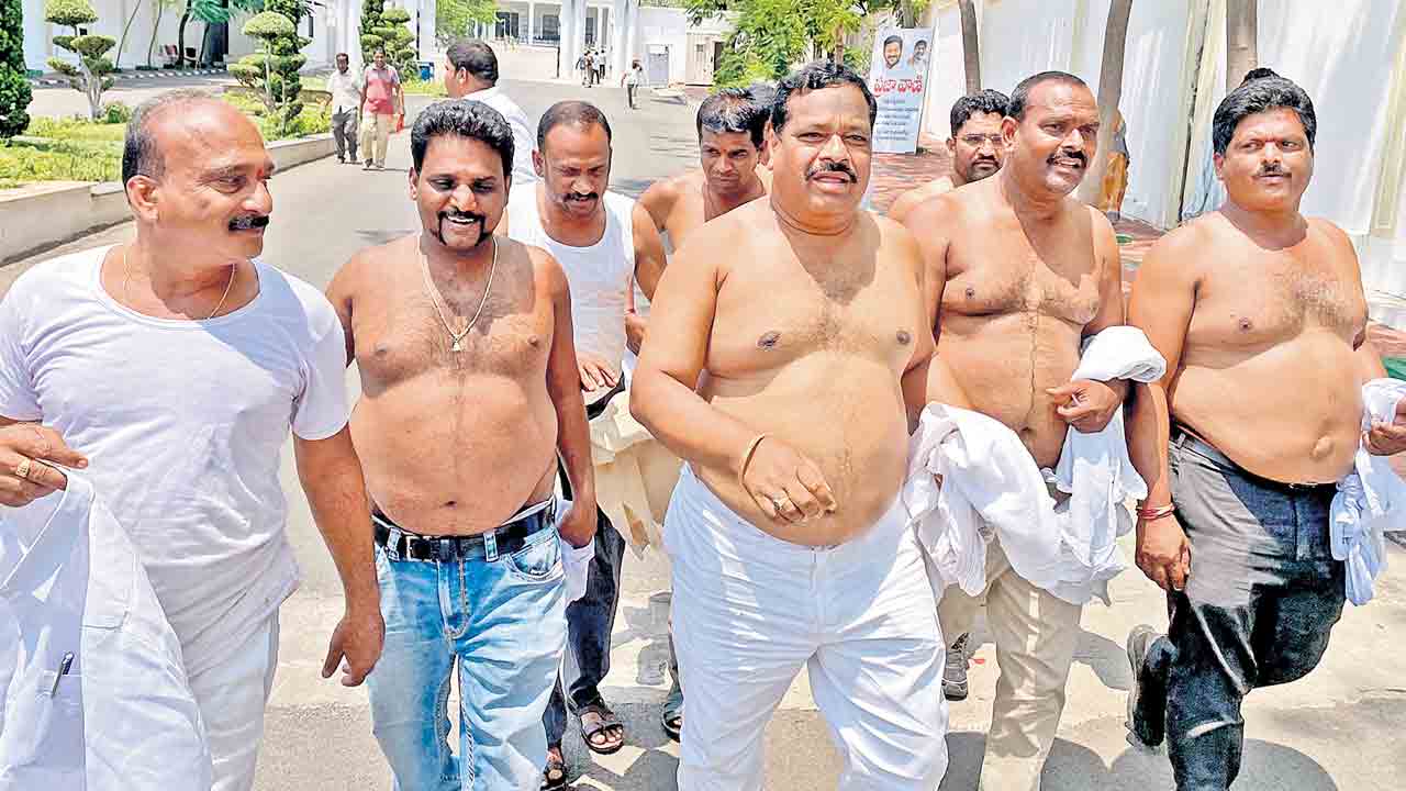 మాజీ సర్పంచ్‌ల అర్ధనగ్న ప్రదర్శన