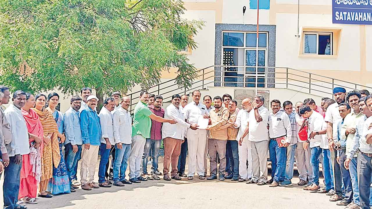 సానుకూలంగా స్పందించకుంటే నిరసనలే.. ప్రజా ప్రతినిధులకు టీఎన్జీవోల అల్టిమేటం