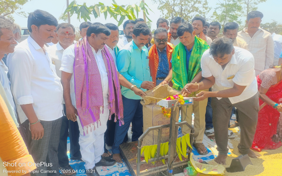Kattangur : ధాన్యం కొనుగోలు కేంద్రాలను సద్వినియోగం చేసుకోవాలి : తాసీల్దార్ ప్రసాద్