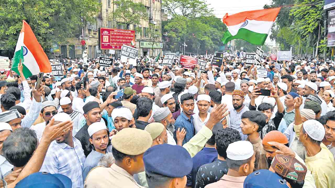 వక్ఫ్‌ బిల్లుపై నిరసనల హోరు