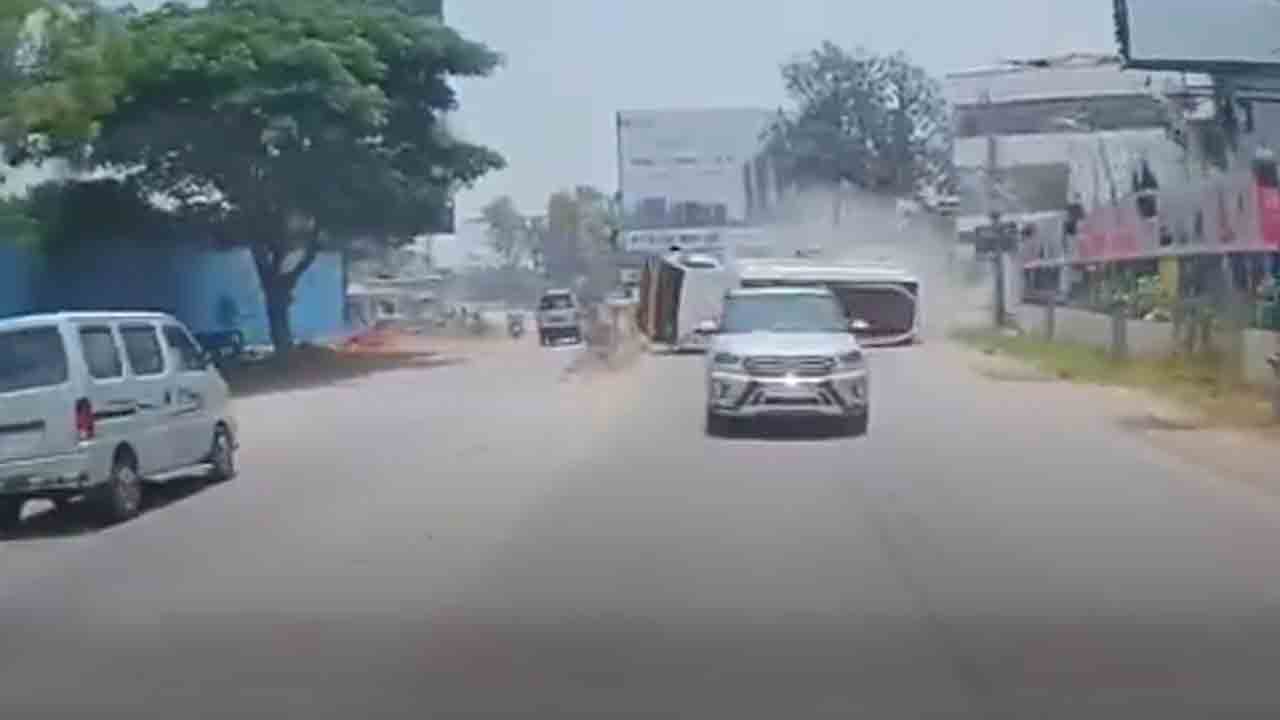 Bengaluru | అదుపుతప్పి రోడ్డుపై పల్టీలు కొట్టిన వాటర్‌ ట్యాంకర్‌.. షాకింగ్‌ వీడియో