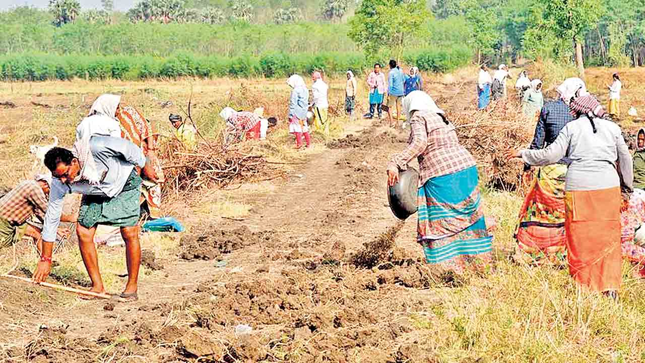 NREGA Workers | పనికి తగిన కూలి ఏది?.. ఉపాధి హామీ కూలీల శ్రమ దోపిడీ!