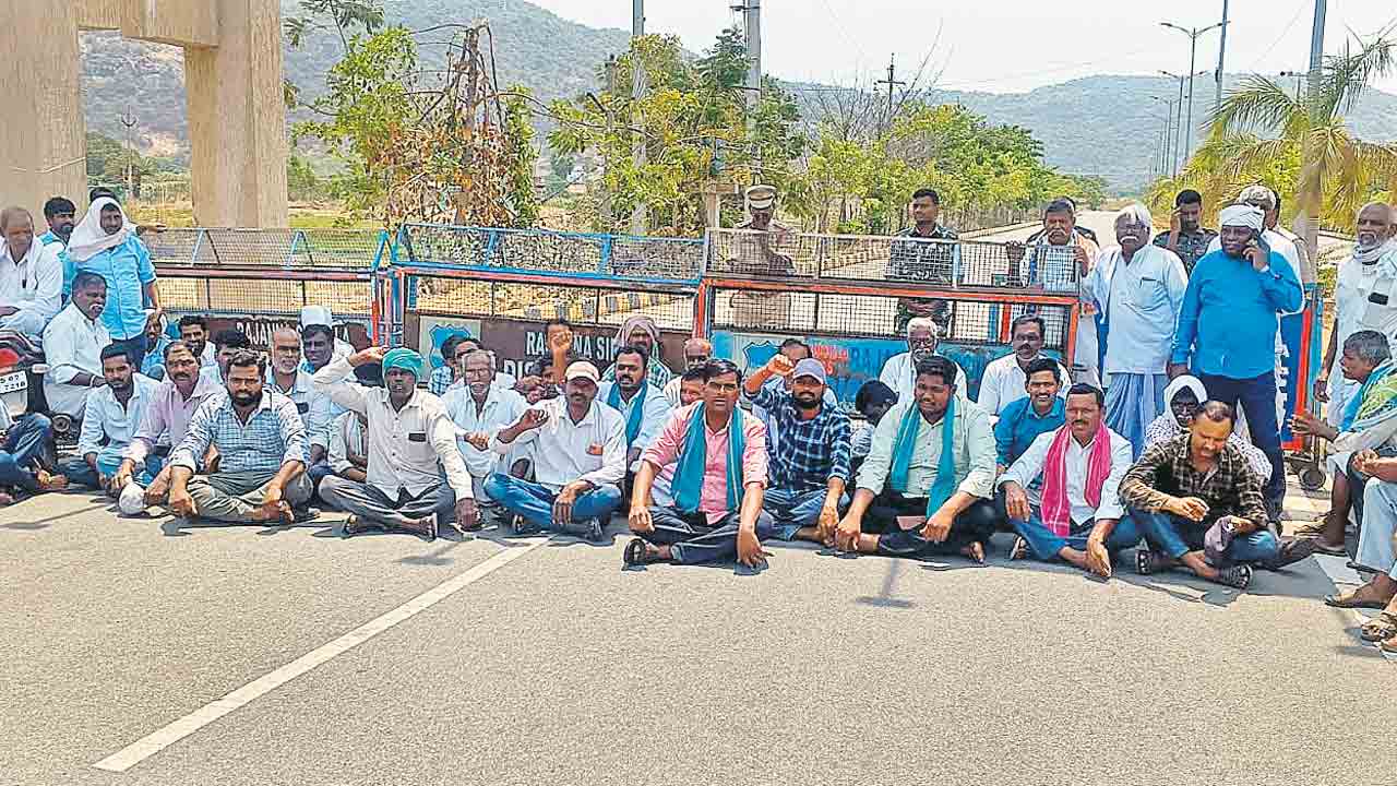 వడ్లెప్పుడు కొంటరు.. ధాన్యం కొనుగోళ్లలో సర్కారు నిర్లక్ష్యంపై మండిపాటు