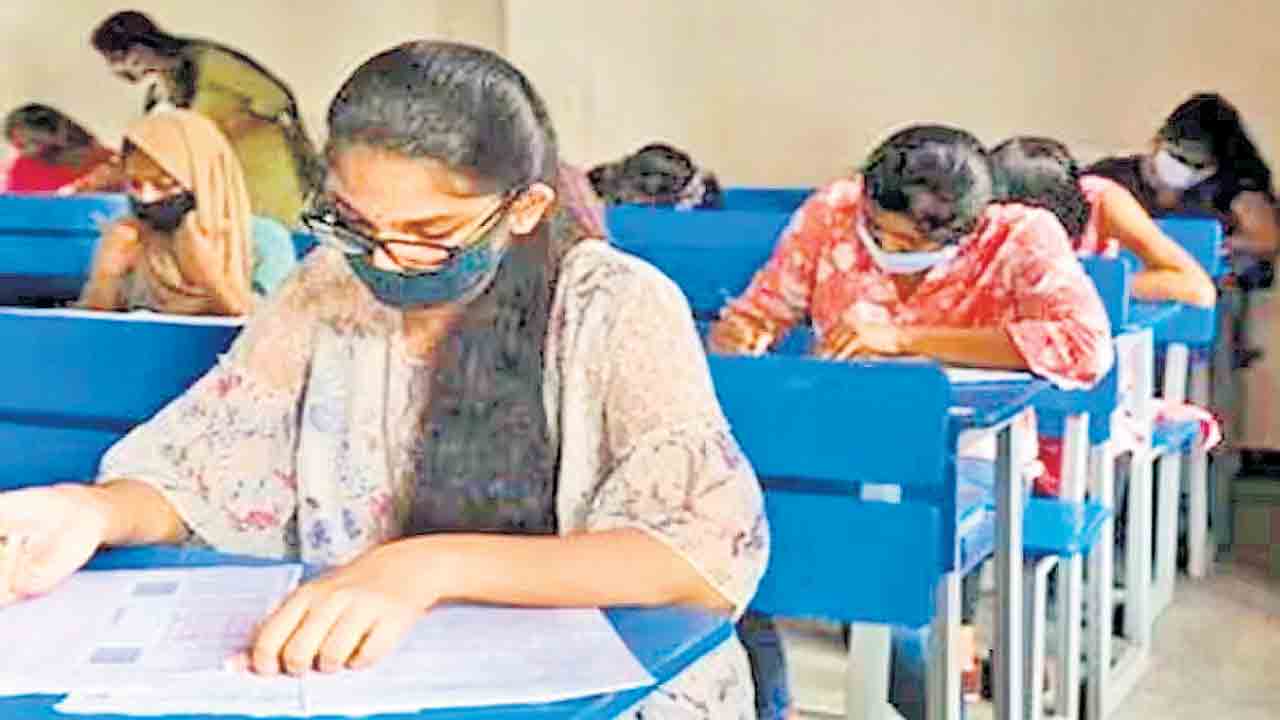 Group-1 Mains | గ్రూప్‌ -1 టాపర్లలో 13 మంది ఏపీ వారే!.. అందరి ర్యాంకు 500లోపే!