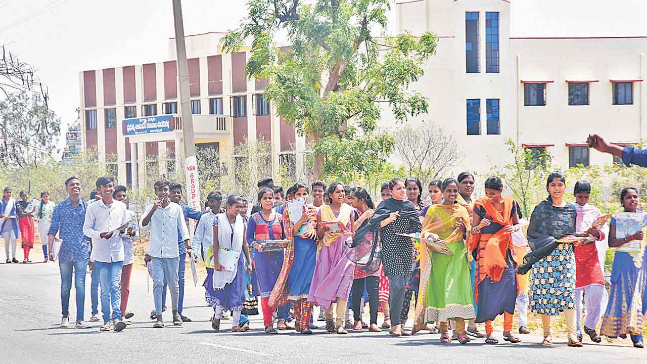 Junior Colleges | రాష్ట్రంలో జూనియర్‌ కాలేజీలను మూసేయబోతున్నారా? సర్కార్‌కు విద్యాకమిషన్‌ కీలక సిఫారసు!