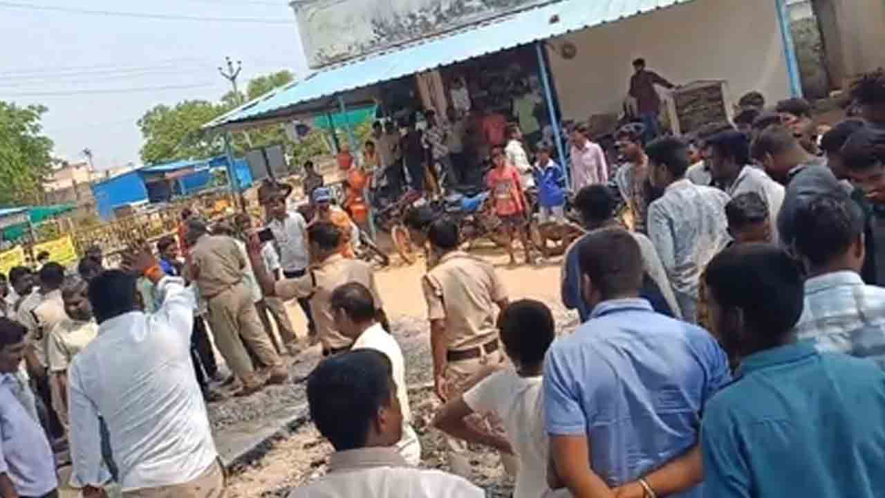 Tense situation | కొల్చారంలో ఉద్రిక్త పరిస్థితులు.. యువజన సంఘాలు, దళిత నాయకుల మధ్య ఘర్షణ
