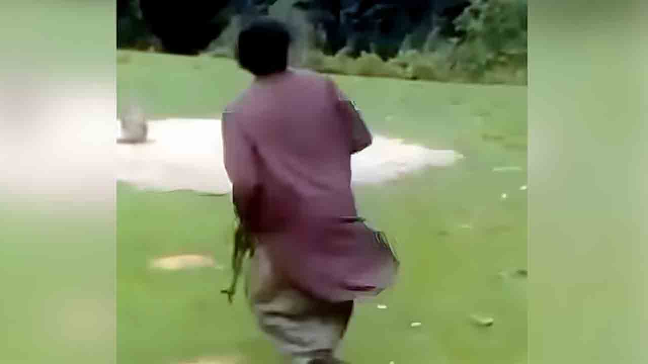 Terrorist | పెహల్గామ్‌ ఘటన.. ఏకే 47 తుపాకీతో ఉగ్రవాది తొలి ఫొటో