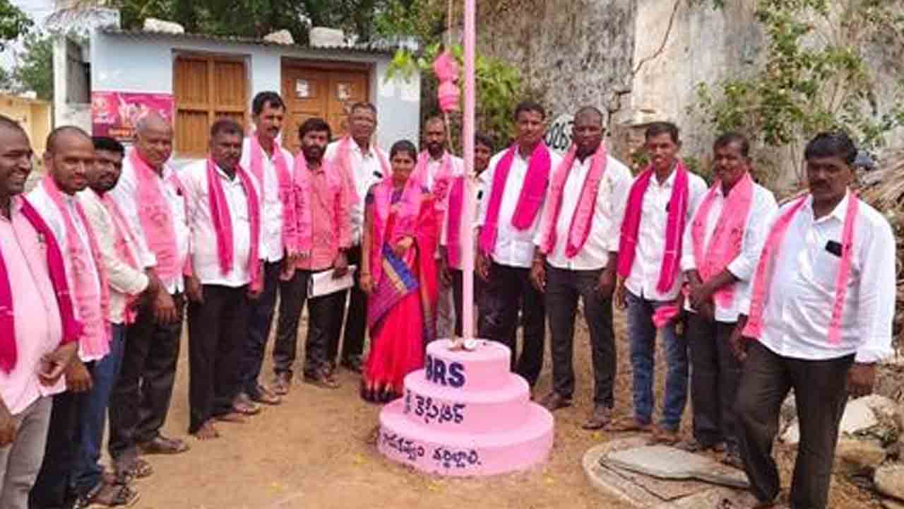 BRS Flag Festival | గ్రామాల్లో రెపరెపలాడిన గులాబీ జెండా.. వరంగల్‌ సభకు దండుగా కదిలిన బీఆర్‌ఎస్‌ శ్రేణులు