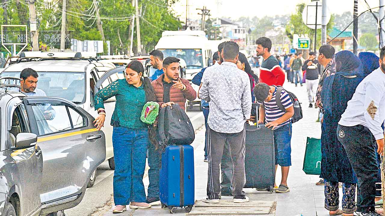Tourists | పహల్గాం ఉగ్రవాద దాడితో భయోత్పాతం.. కశ్మీర్‌ను వీడుతున్న పర్యాటకులు