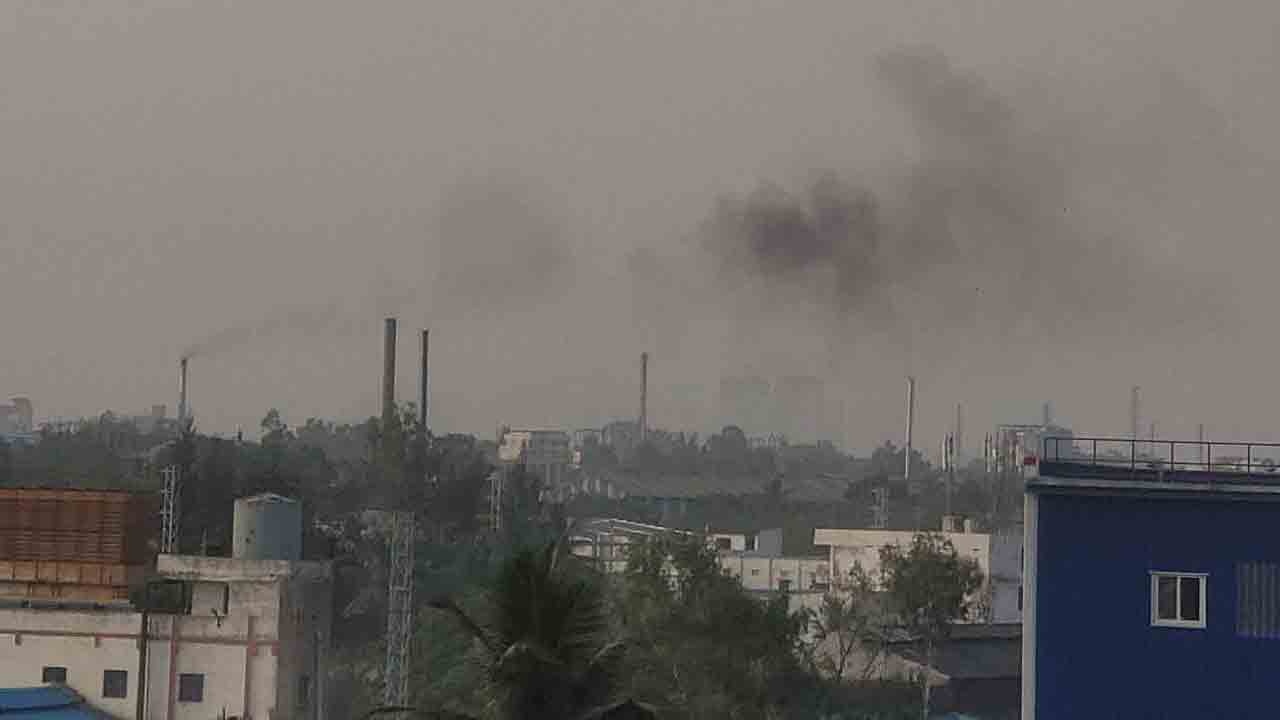 Toxic Gases | ప్రజల ప్రాణాలతో చెలగాటం.. ఉక్కిరి బిక్కిరి చేస్తున్న విషవాయువులు