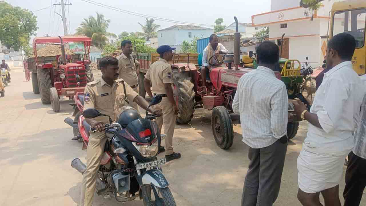 Tractors Seize | అక్రమ మట్టిని తరలిస్తున్న ట్రాక్టర్లు, జేసీబీని సీజ్‌ చేయించిన కలెక్టర్‌
