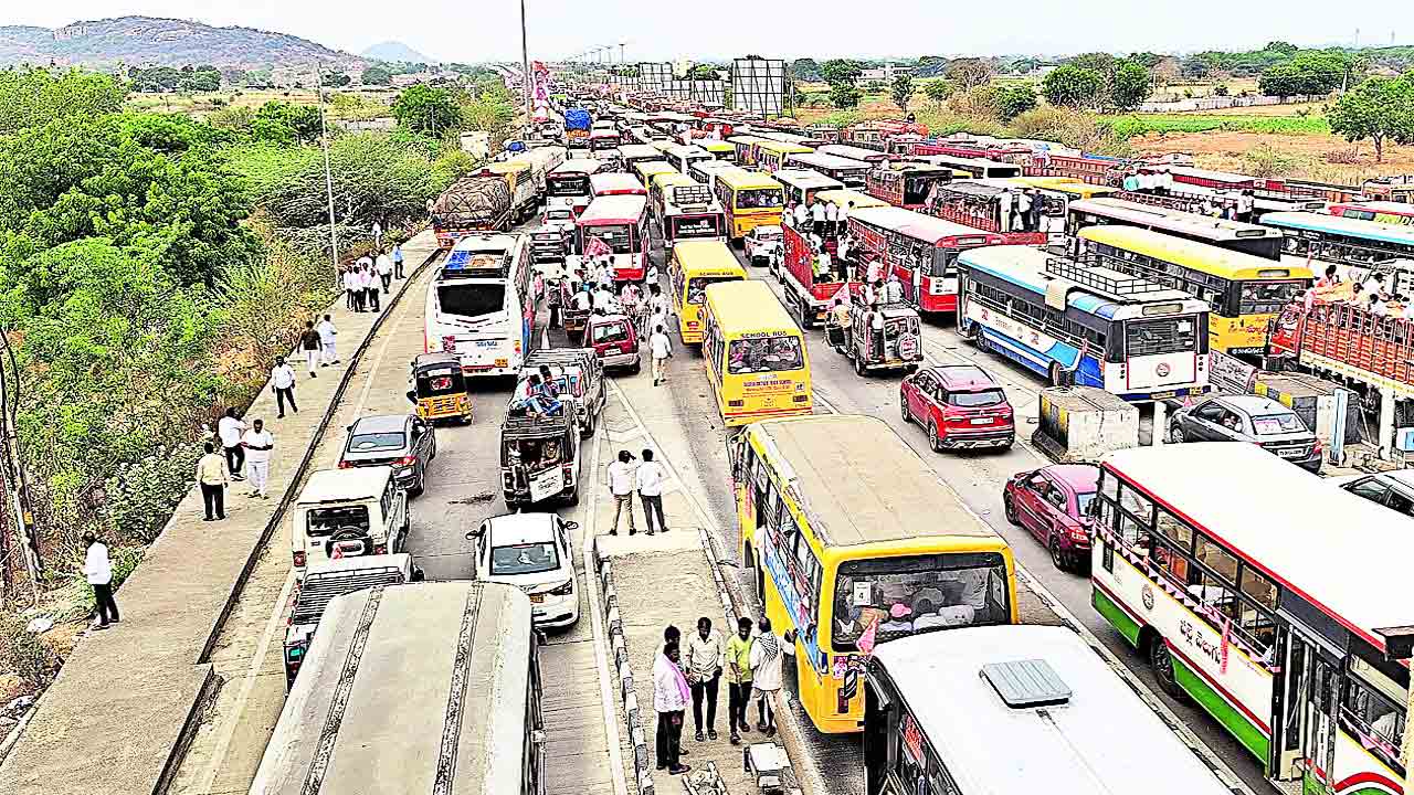 అడుగడుగునా ట్రాఫిక్‌ జామ్‌