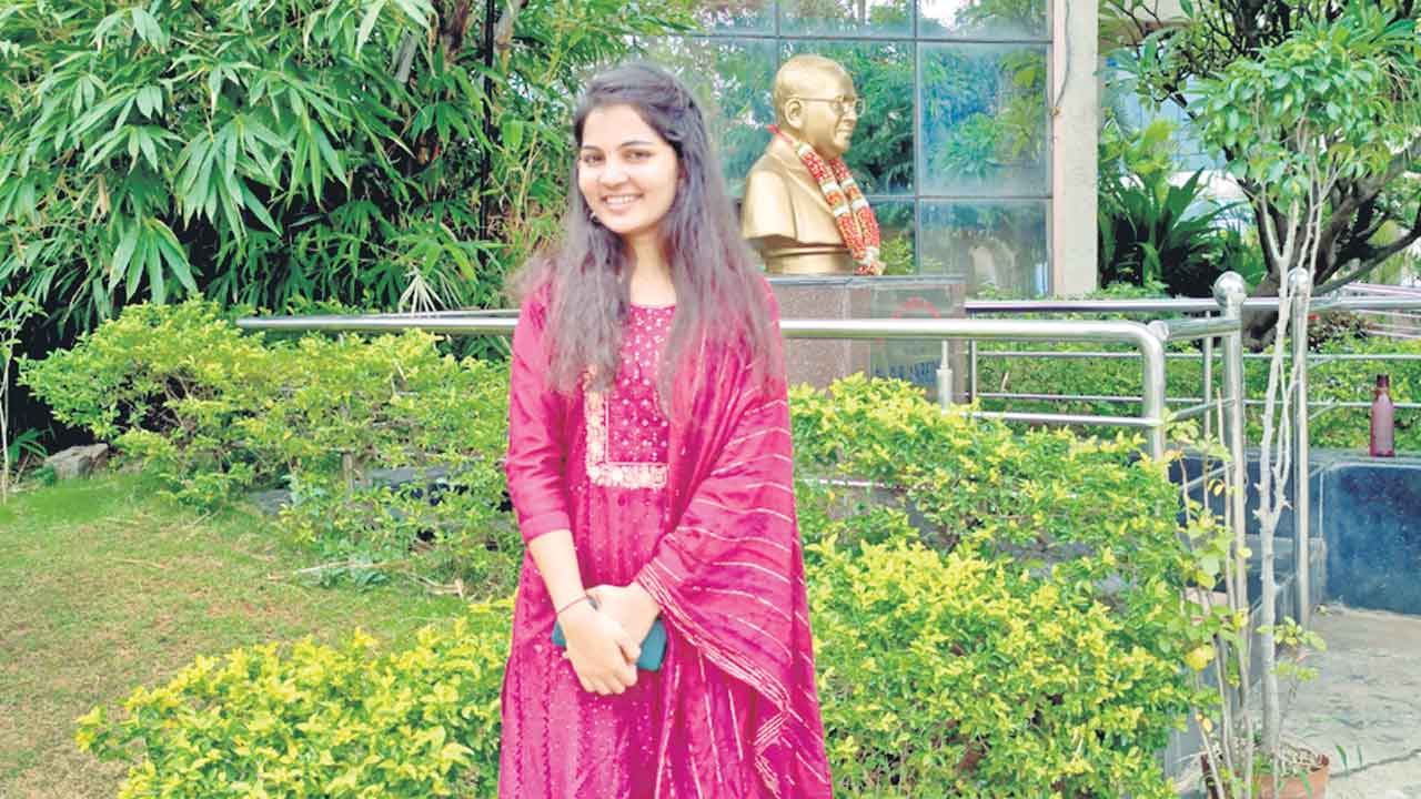 గ్రూప్‌-1 ఫలితాల్లో గిరిజన యువతి సత్తా