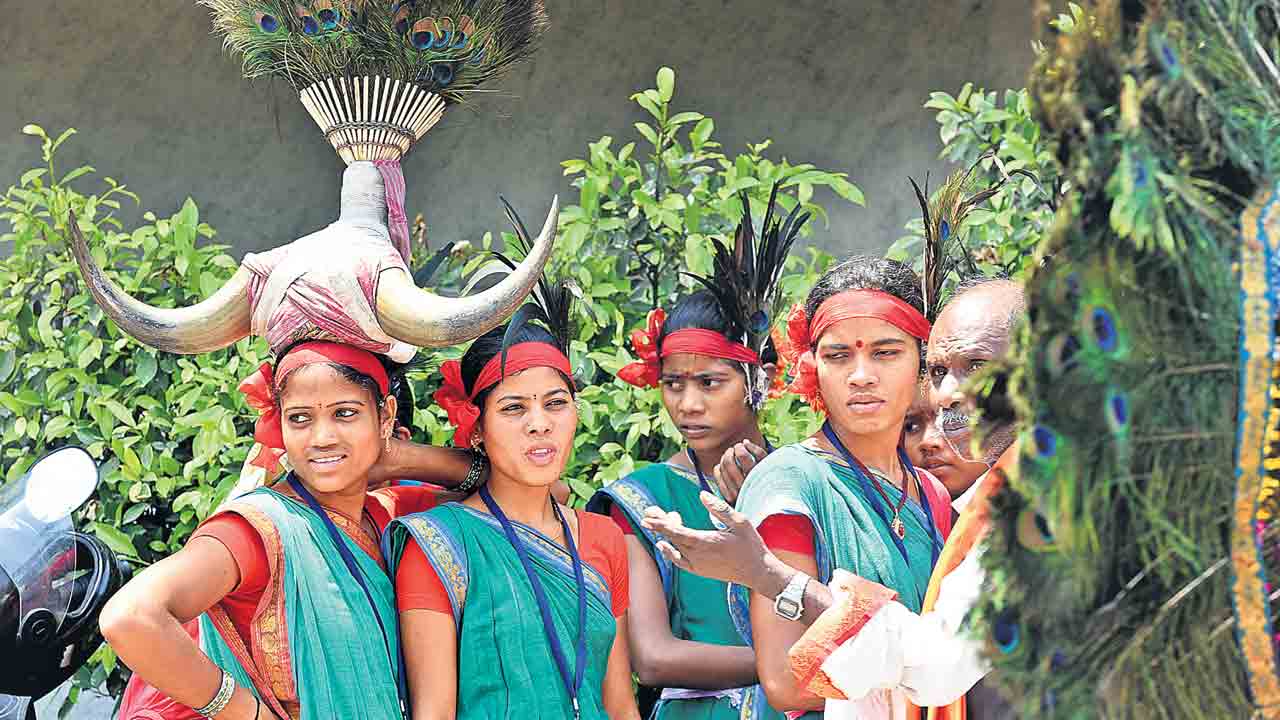 గిరిజనుల అండ… గులాబీ జెండా