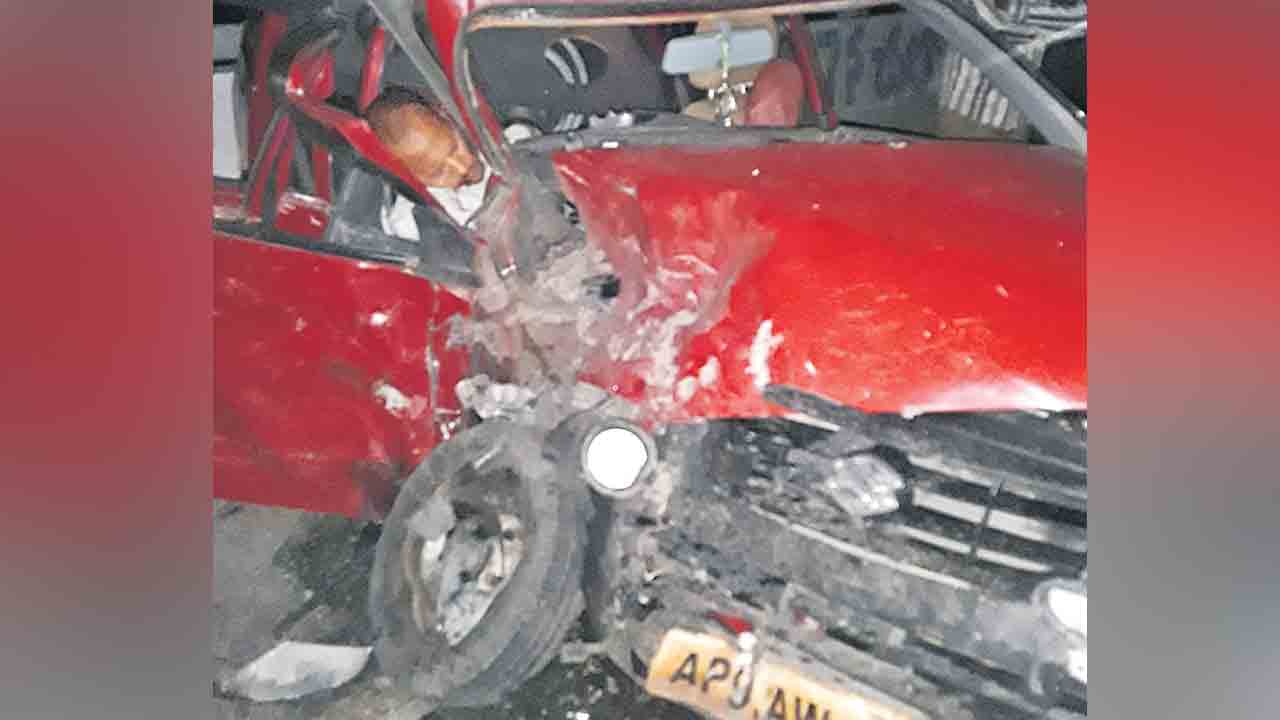 రెండు కార్లు ఢీ: ముగ్గురి దుర్మరణం