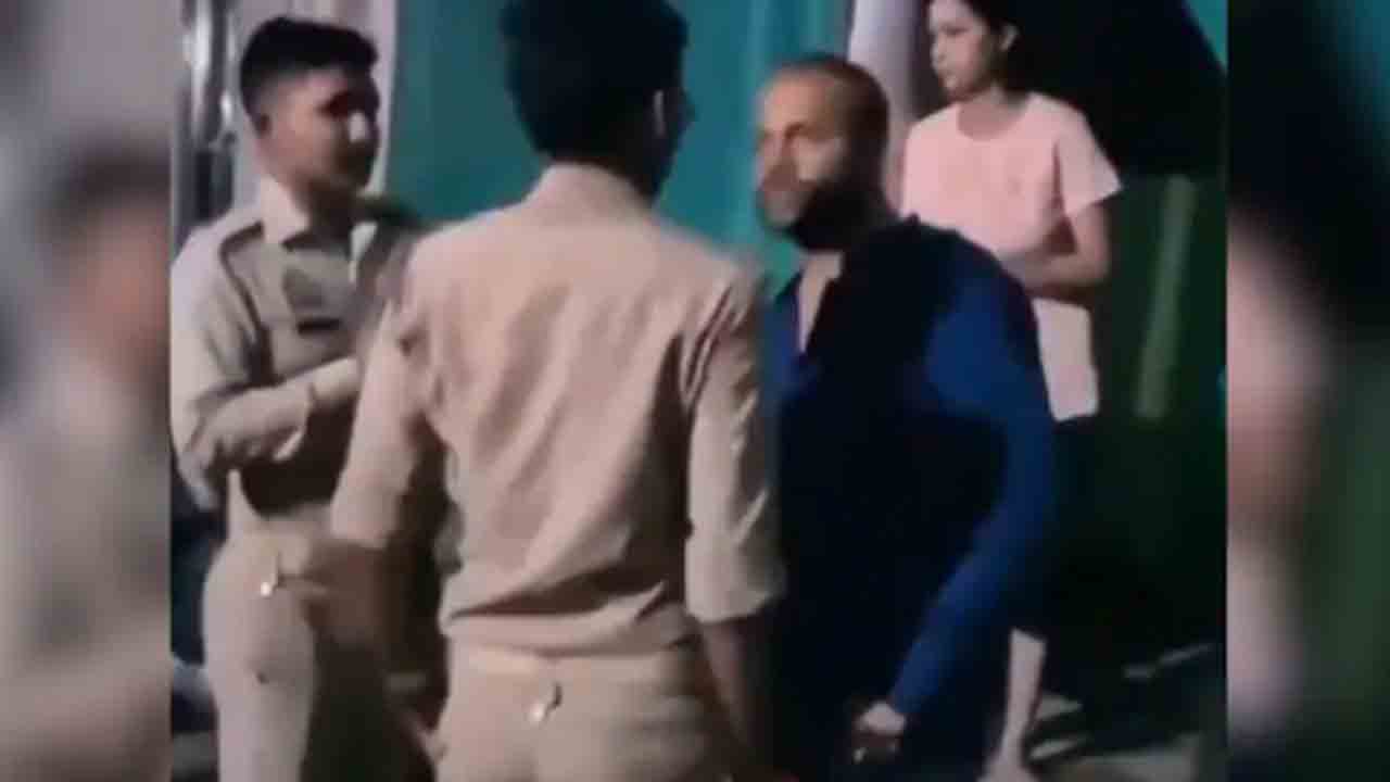 Don’t Want To End Up In A Drum | ప్రియుడితో ఉన్న భార్యను పట్టుకున్న భర్త.. హత్యకు   గురై డ్రమ్‌లో ఉండాలని లేదంటూ హంగామా