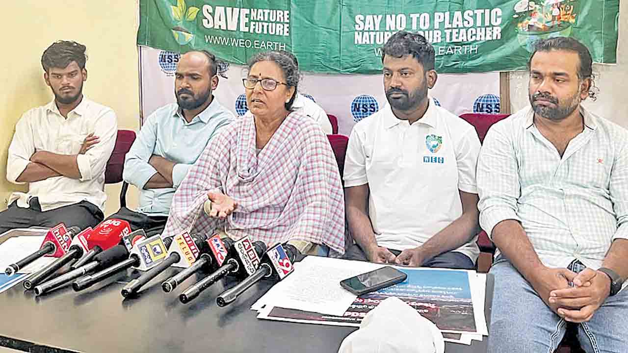 అక్రమ కేసులు ఎత్తివేయాలి: విమలక్క