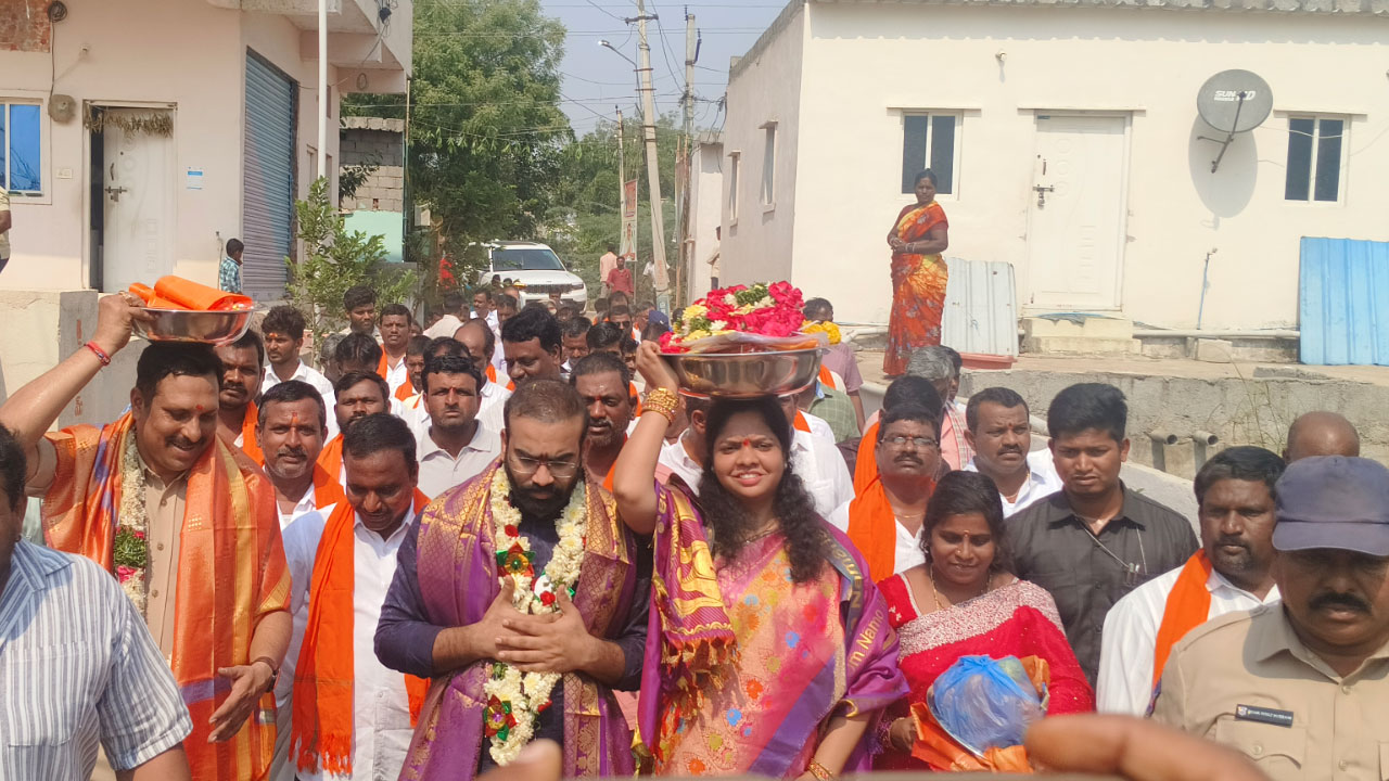 Parnika Reddy | మరికల్లో సీతారాముల కల్యాణం.. పట్టు వస్త్రాలు సమర్పించిన నారాయణపేట ఎమ్మెల్యే