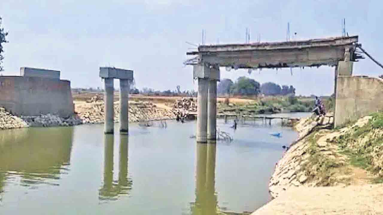 నాయకులతో విసిగి.. విరాళాలతో వంతెన