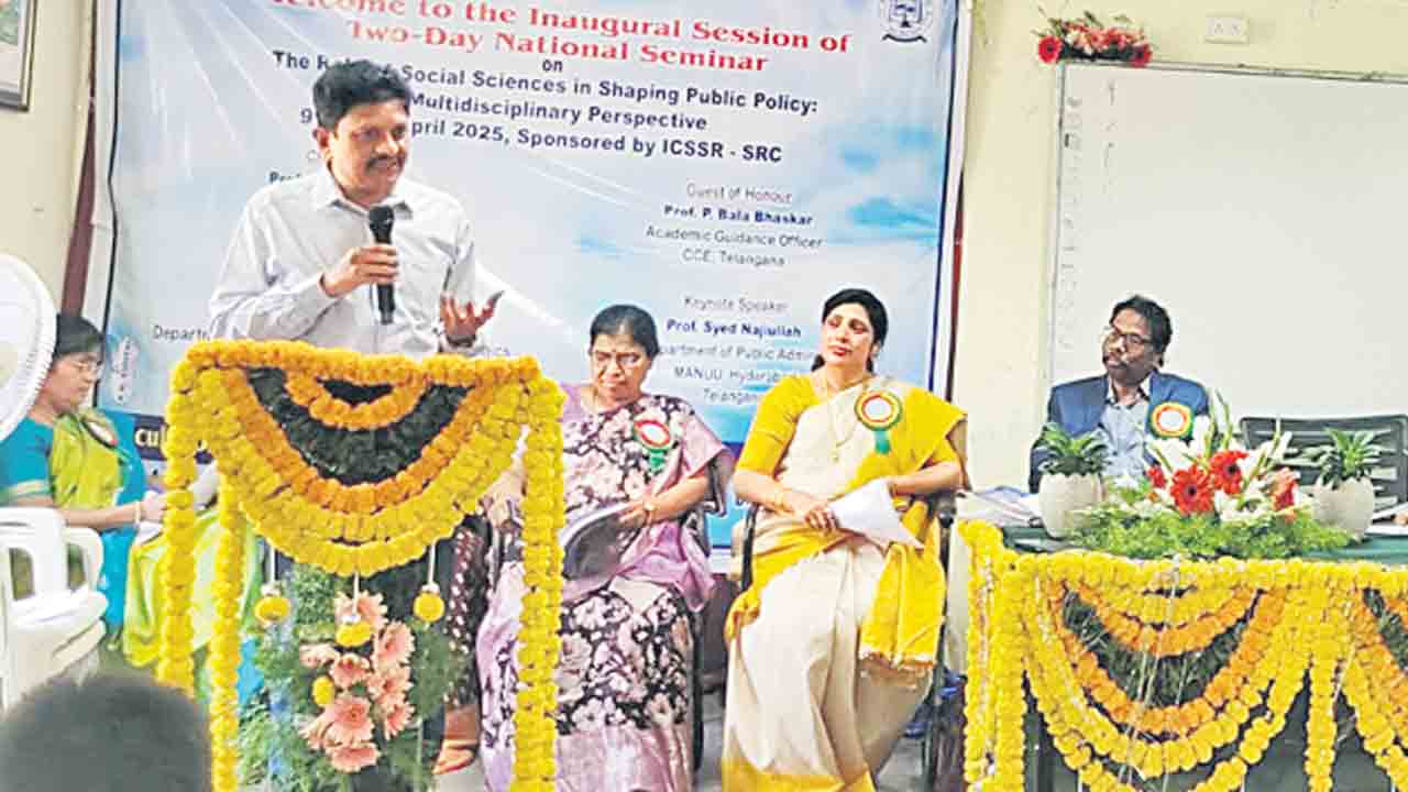 నైతిక విలువలకు పెద్దపీట వేయాలి