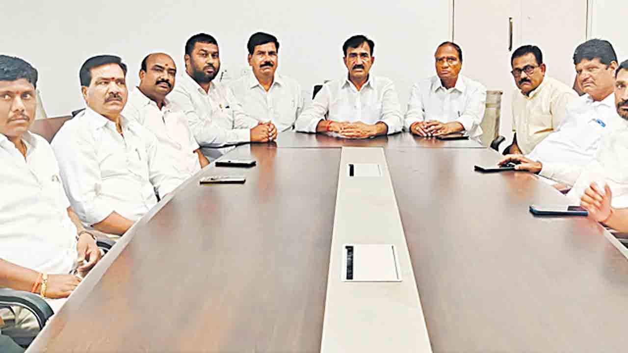 కేసీఆర్పై మంత్రులవి పిచ్చి ప్రేలాపనలు
