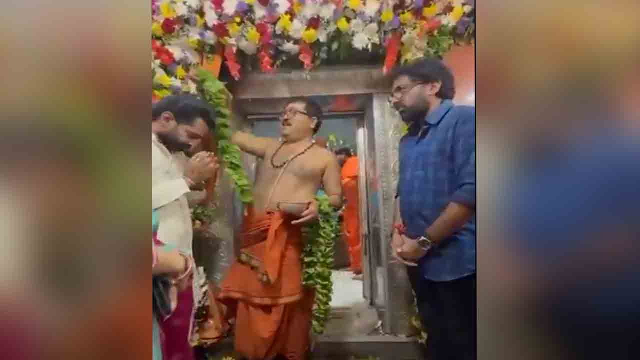 Vishwambhara | కర్మన్‌ఘాట్‌ ఆంజనేయస్వామిని దర్శించుకున్న ‘విశ్వంభ‌ర’ ద‌ర్శ‌కుడు