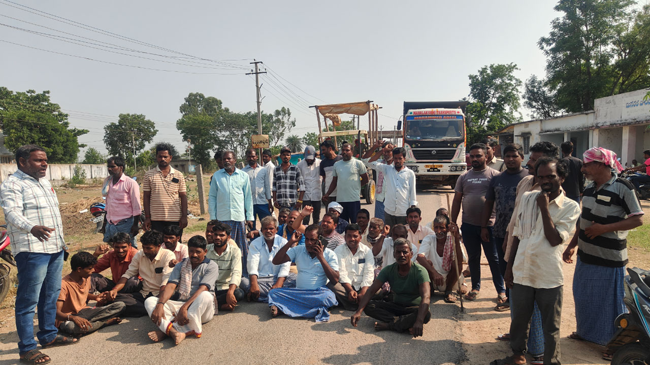 Veldurthy | కొనుగోలు కేంద్రం ప్రారంభించారు.. ధాన్యం తూకం మరిచారు.. అధికారుల నిర్లక్ష్యంపై రైతుల ఆగ్రహం..