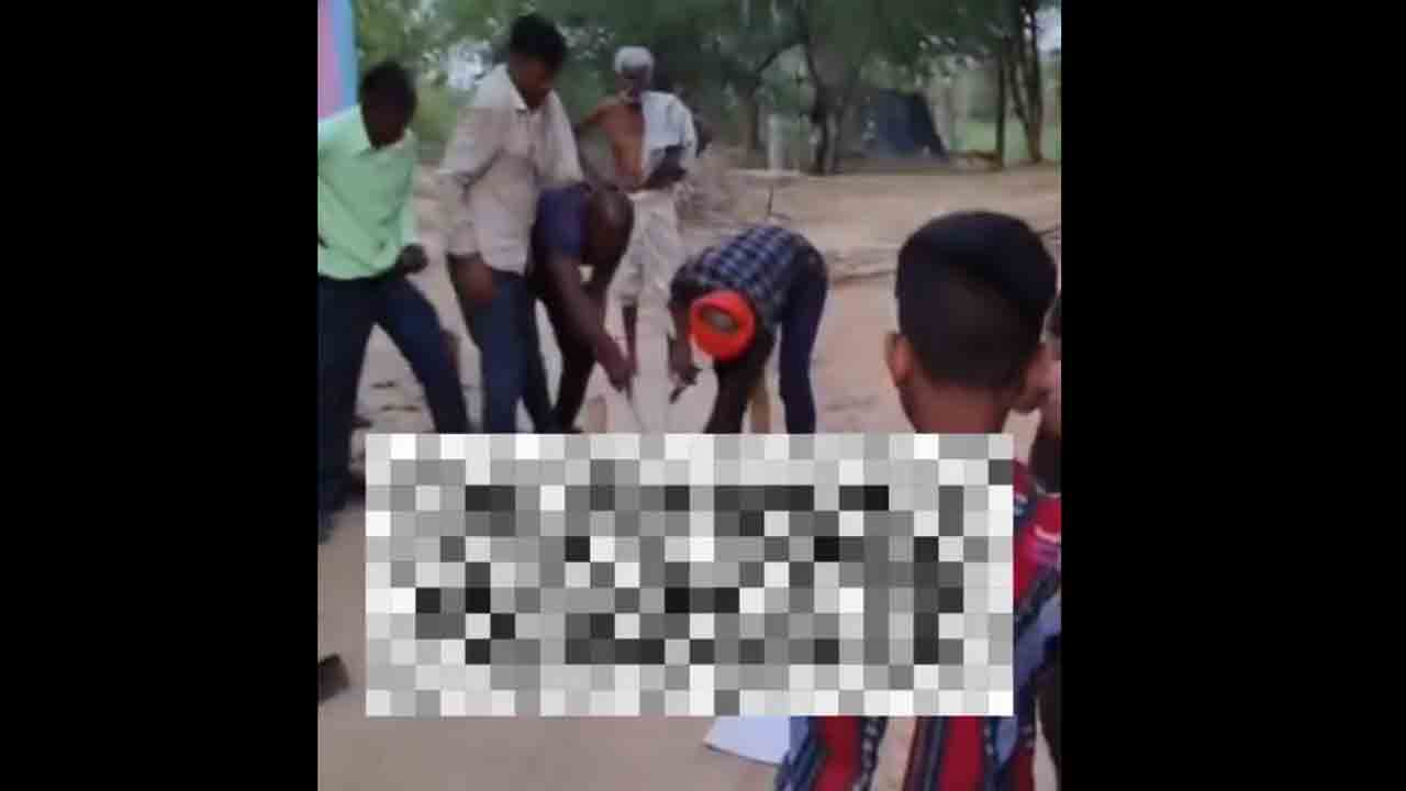 Villagers Break Stray Dog’s Teeth | జనాన్ని కరుస్తున్నదని.. కుక్క పళ్లను పటకారుతో   పీకిన గ్రామస్తులు