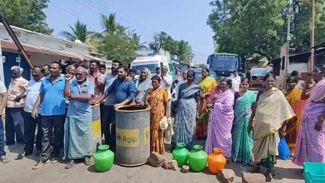 Villagers Dharna | దోమలపెంటలో మంచినీళ్ల కోసం రోడ్డెక్కిన గ్రామస్థులు.. స్తంభించిన ట్రాఫిక్‌