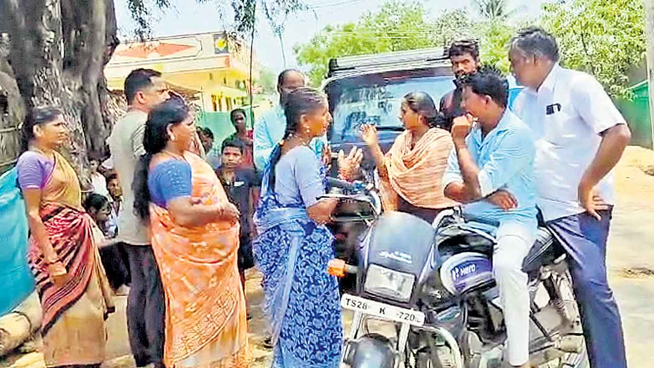 ఇండ్లన్నీ కాంగ్రెస్‌ కార్యకర్తలకేనా?