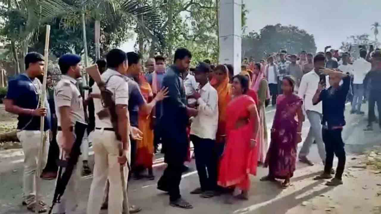 Villagers Storm Police Station | మద్యం స్మగ్లర్‌ను విడిపించేందుకు.. పోలీస్‌ స్టేషన్‌ను   ముట్టడించిన గ్రామస్తులు