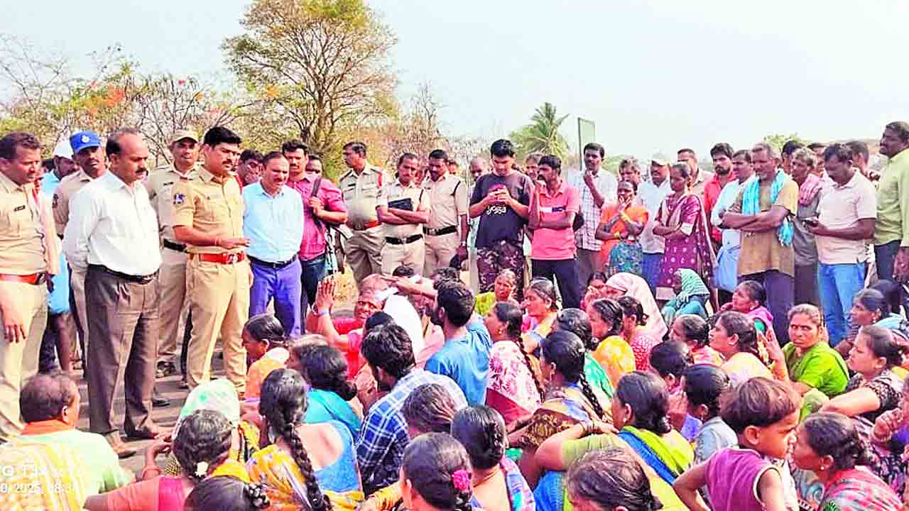 దండం పెడతాం సార్లు.. మాకు న్యాయం చేయండి