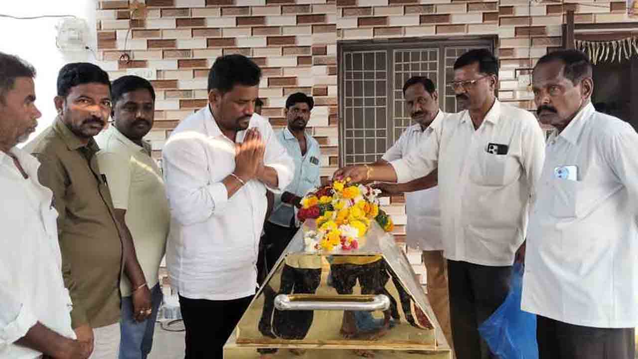 Atmakur | మాజీ ఉప సర్పంచ్ కుటుంబాన్ని పరామర్శించిన కాంగ్రెస్ నాయకులు