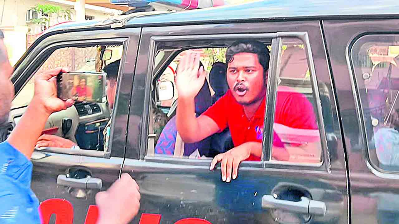 మంత్రి సురేఖ ఇంటి ముట్టడి