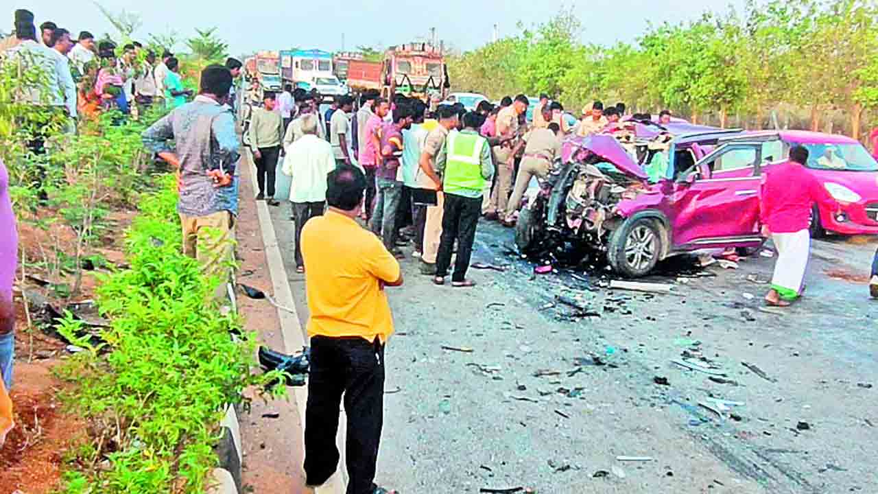 కాళేశ్వరం వెళ్లి వస్తూ.. రోడ్డు ప్రమాదంలో ముగ్గురి మృతి