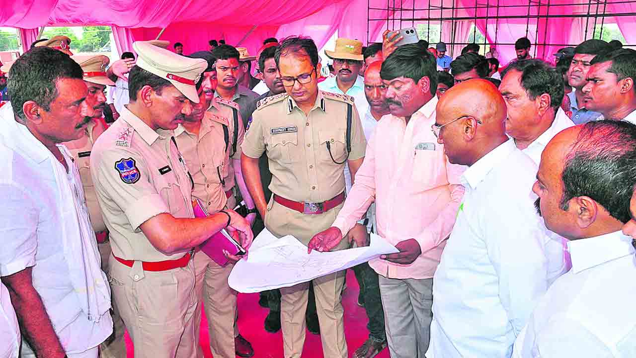 సభా ప్రాంగణాన్ని పరిశీలించిన సీపీ