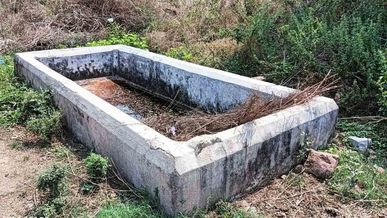 Water trough | నీటి తొట్టి వృధా.. పశువుల దాహార్తి తీర్చేనా..?