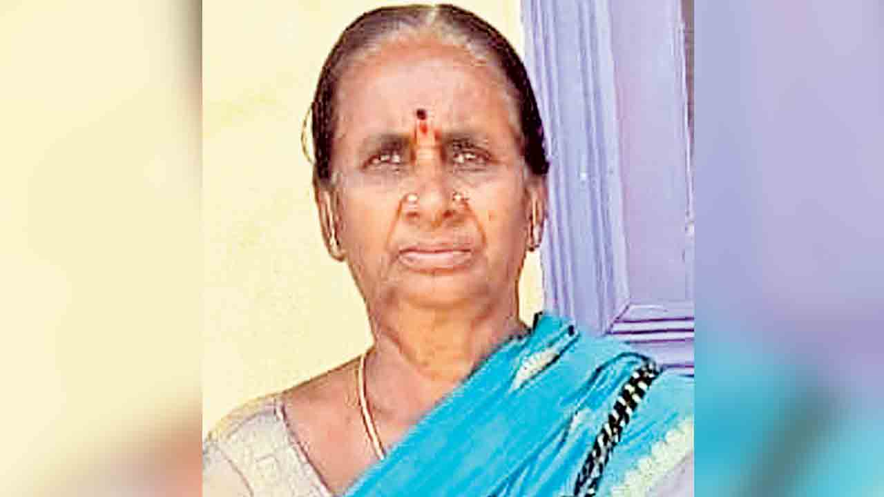 పిడుగుపాటుకు మహిళ మృతి