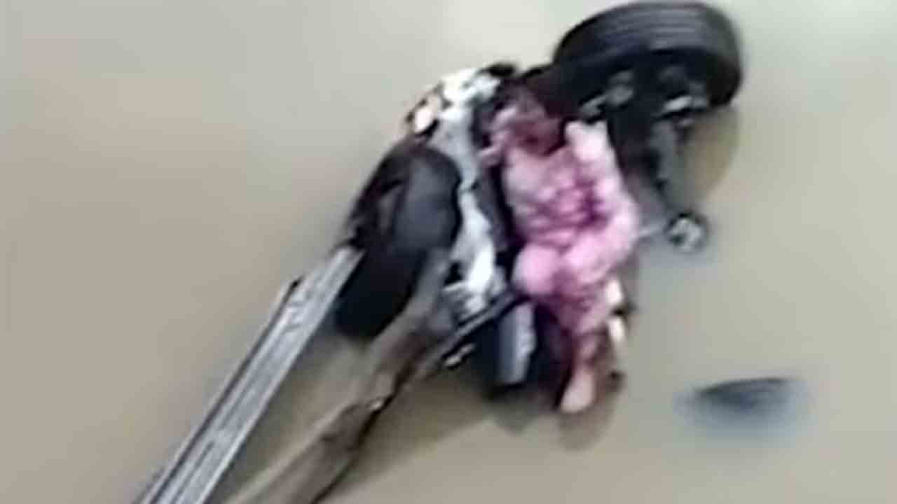 Woman rescued from sinking car | నదిలో పడి మునిగిన కారు.. ఒక మహిళను కాపాడగా   నలుగురు గల్లంతు