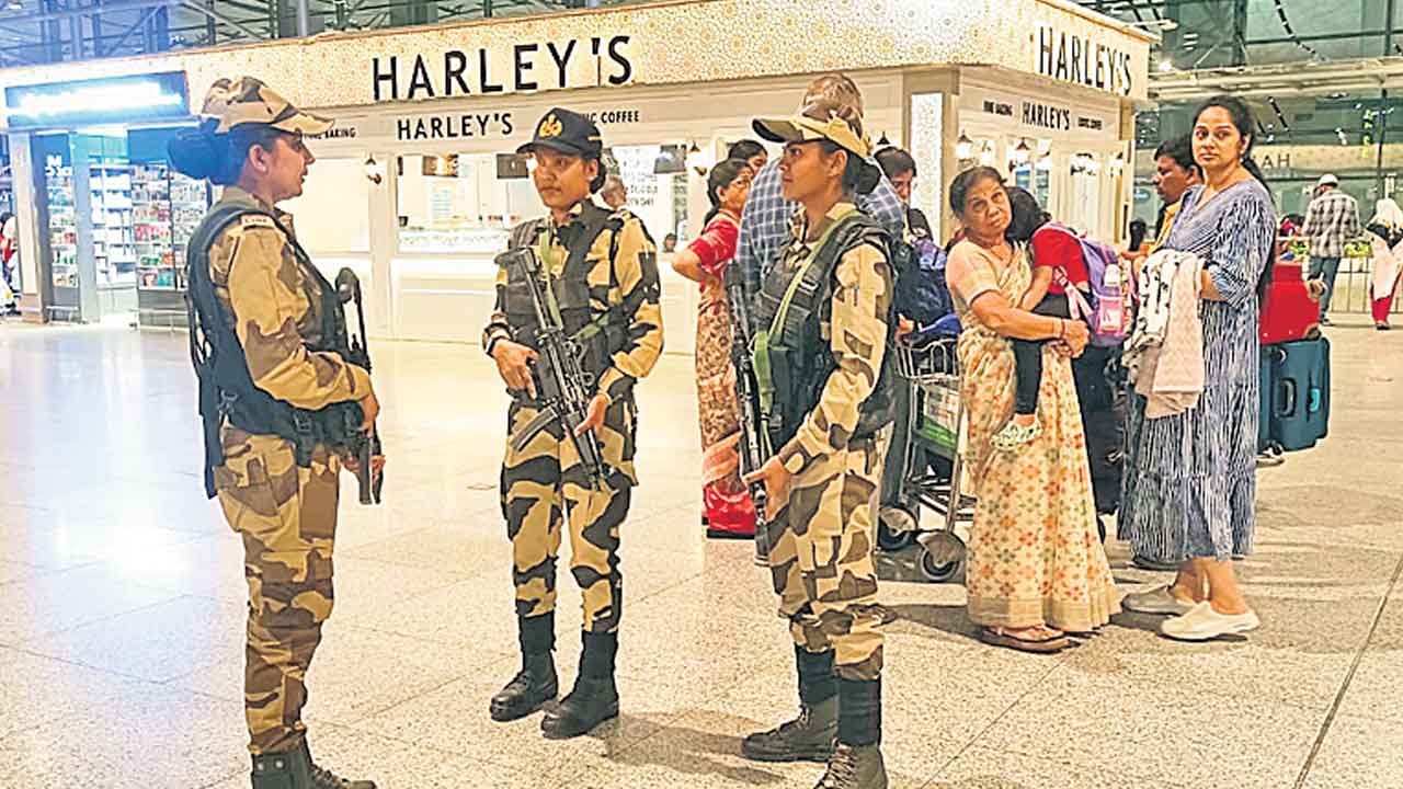 ఎయిర్‌పోర్టులో మహిళా కమాండోలు