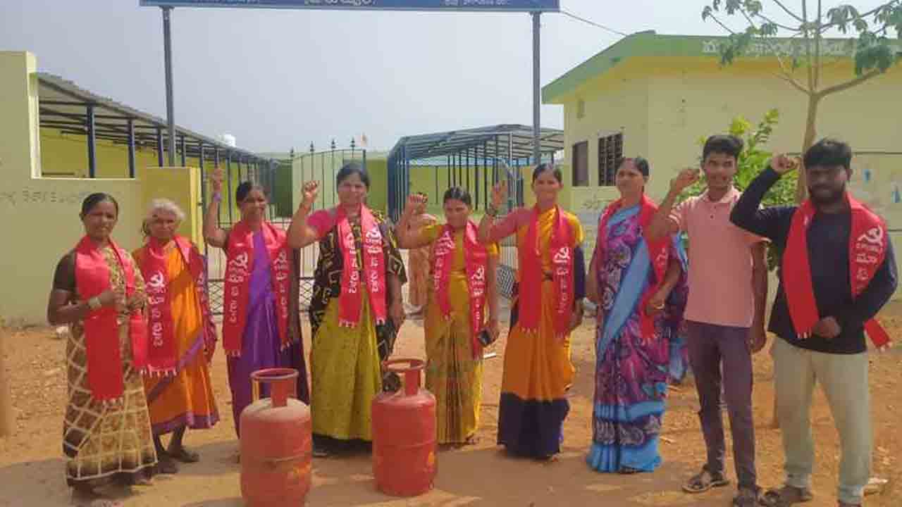 Women Protests | కేంద్రం పెంచిన వంటగ్యాస్ సిలిండర్ల ధరలను తగ్గించాలని మహిళల నిరసన