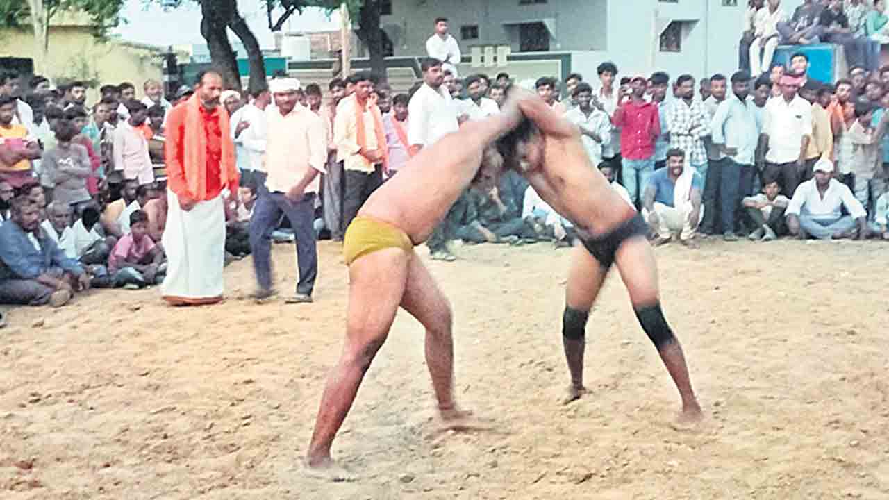 ఆకట్టుకున్న కుస్తీ పోటీలు