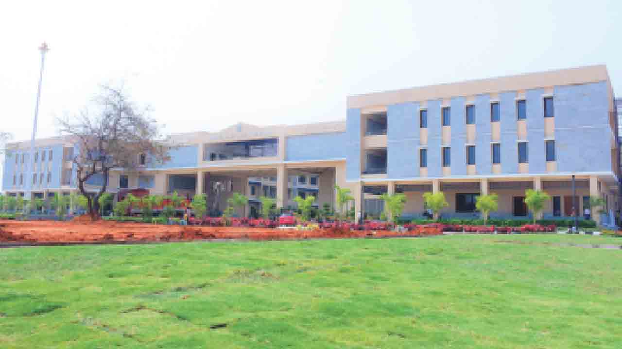 పాలనలో ఇన్‌చార్జిలే దిక్కు..