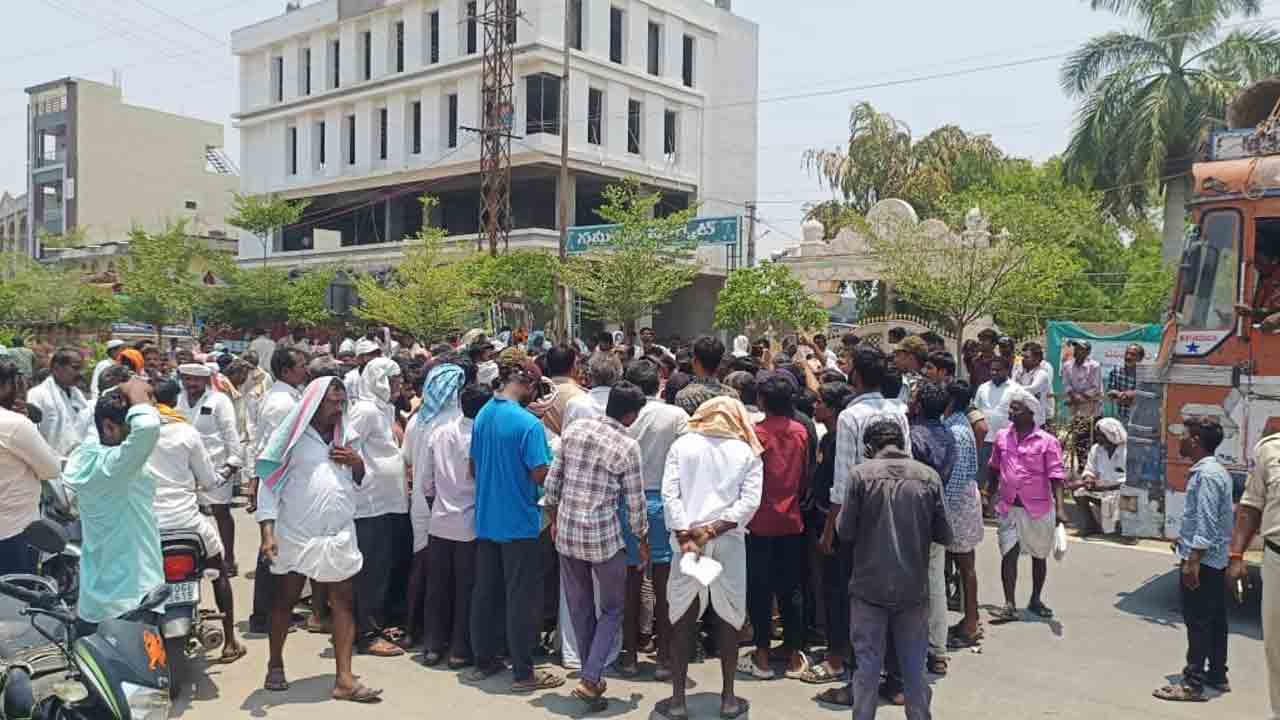 వడ్లు తడుస్తుంటే చోద్యం చూస్తుండ్రు