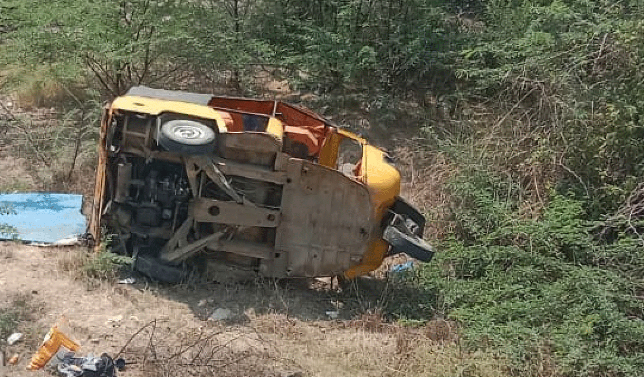 AamudalaPally | ఆముదాలపల్లి వద్ద ఆటో బోల్తా