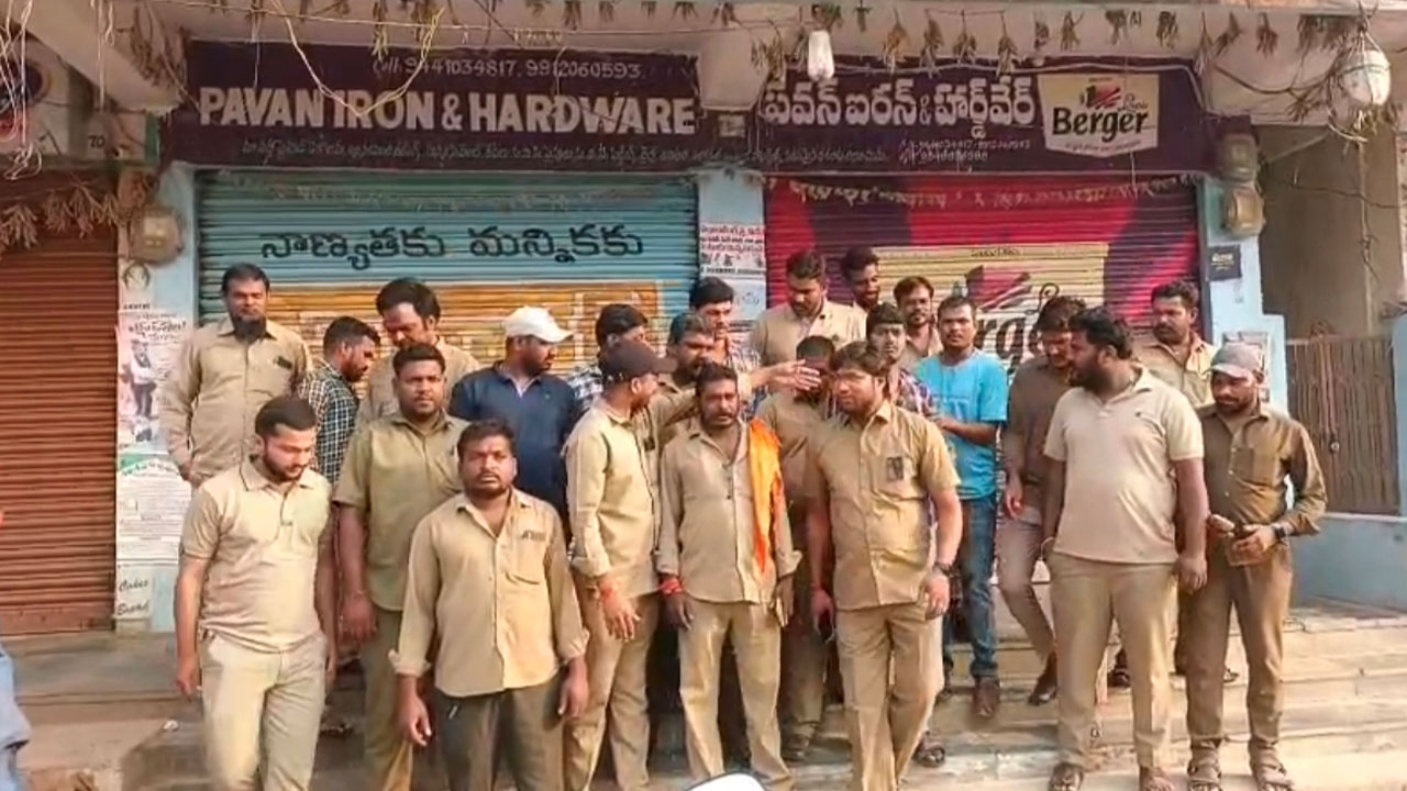 Achampet | అచ్చంపేట ఆర్టీసీ డిపోట‌లో ప్రైవేటు బ‌స్సు డ్రైవర్ల ధ‌ర్నా