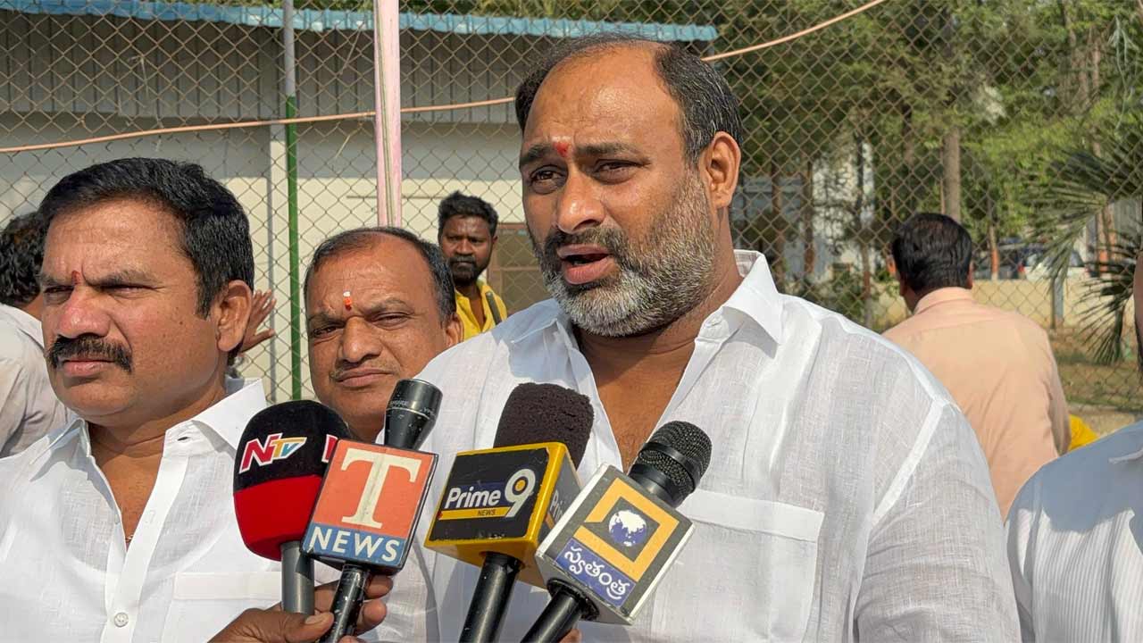 బీఆర్‌ఎస్‌కు వస్తున్న ఆదరణను చూసి ఓర్వలేక కుట్రలు పన్నుతున్నారు.. ఆదర్శ్‌ రెడ్డి విమర్శలు